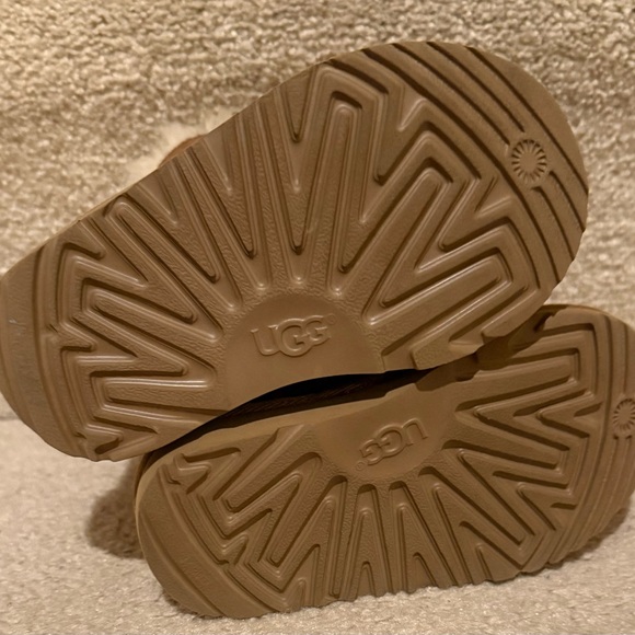 UGG Chestnut Kids Boots with Cozy Lining - Picture 5 of 6